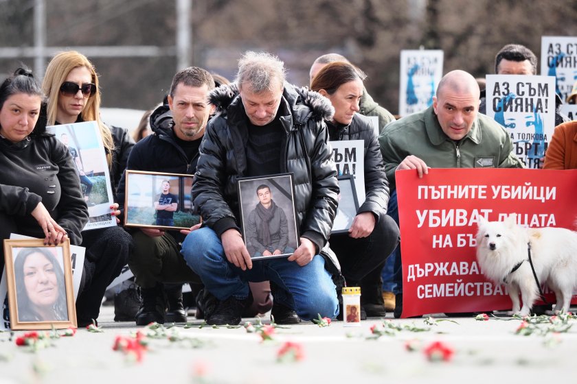 456 карамфила памет жертвите пътищата протестиращи блокираха орлов мост