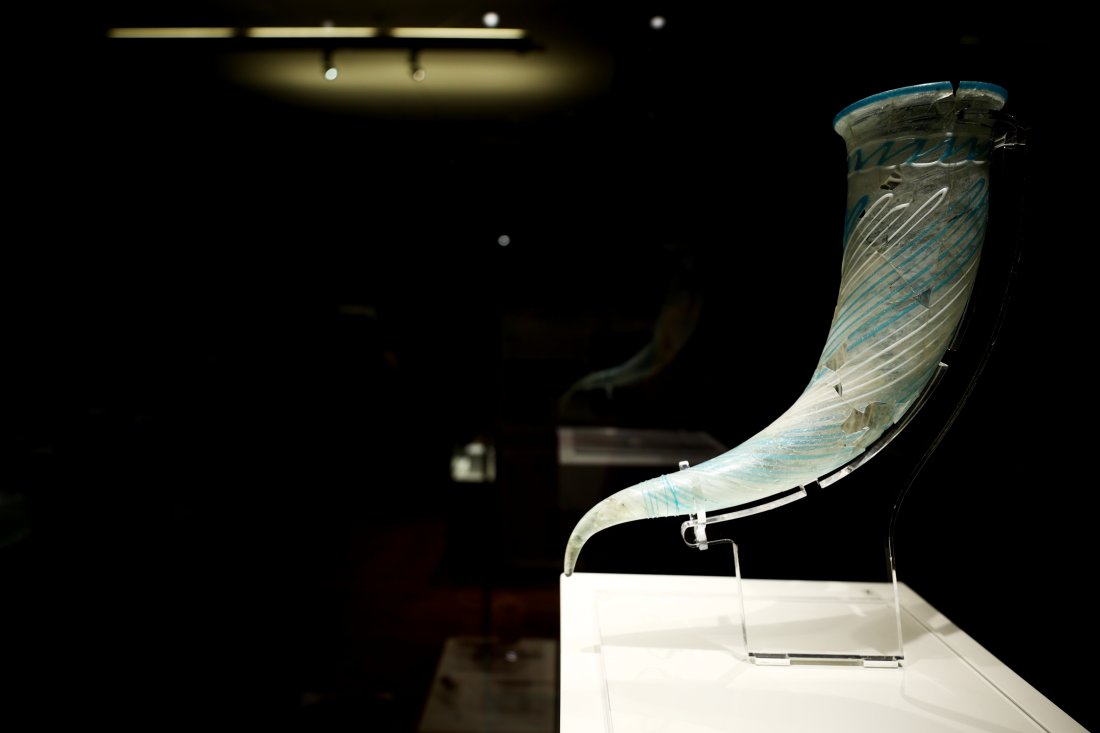 оцветен стъклен ритон акцент изложбата българска археология 392025 снимки