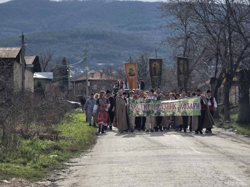 зарязаха ритуално лозята пловдивското село брестовица снимки