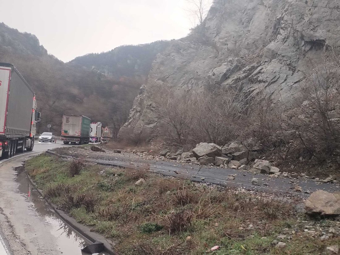 свлачище затрудни движението кресненското дефиле