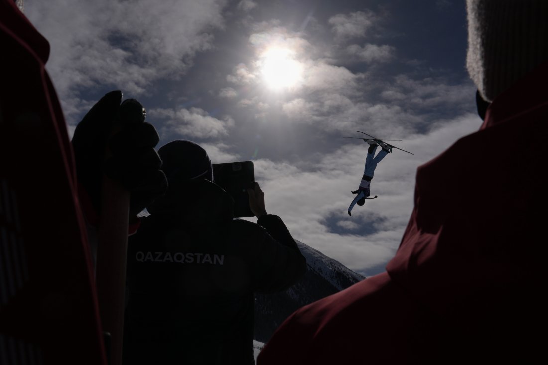 Отложиха финала във въздушната акробатика при мъжете в ските свободен стил за петък