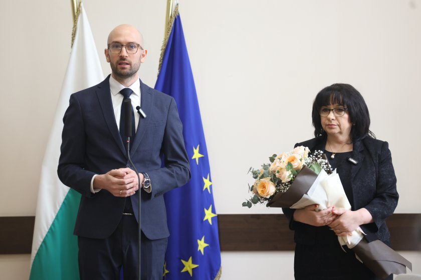 Оставяме на служебното правителство едни стабилни публични финанси, каза Теменужка Петкова при предаването на поста на Георги Клисурски