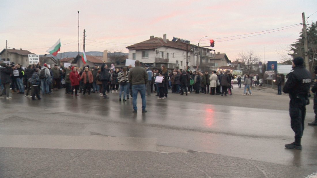 Жители на "Суходол" на протест, искат трафикът да бъде изведен от квартала