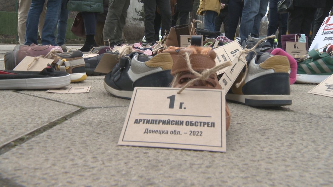 наредиха детски обувки руското посолство софия повод четвъртата годишнина войната украйна