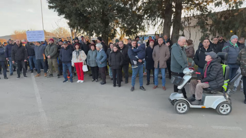 "Не искам да съм следващият баща със загинало дете на пътя": Жители настояват за основен ремонт на пътя Бургас - Каблешково