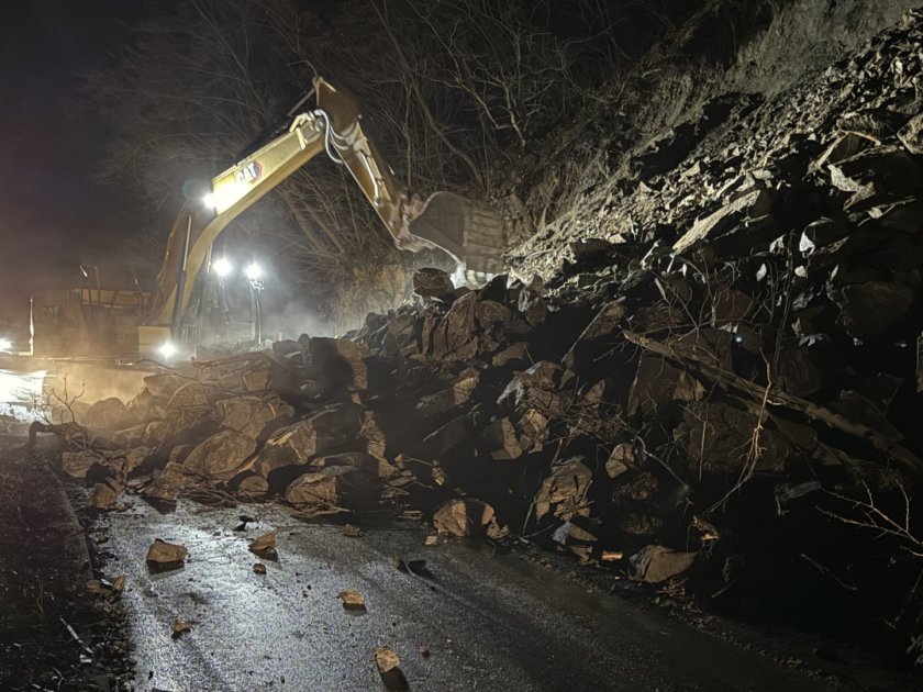 втори път отново затворен пътят велинград заради свлякла скална маса снимки
