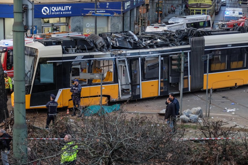 трамвай дерайлира милано ndash двама души загинаха близо ранени