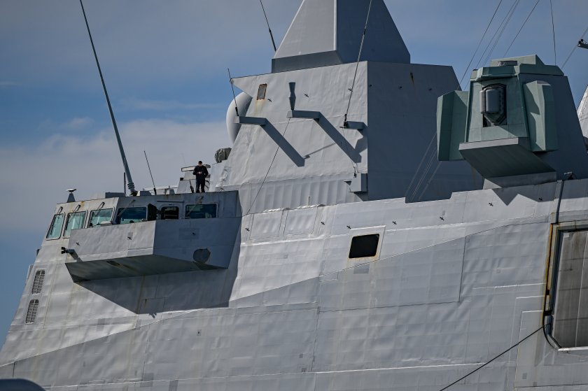 Франция изпраща самолетоносача "Шарл де Гол" в Средиземно море