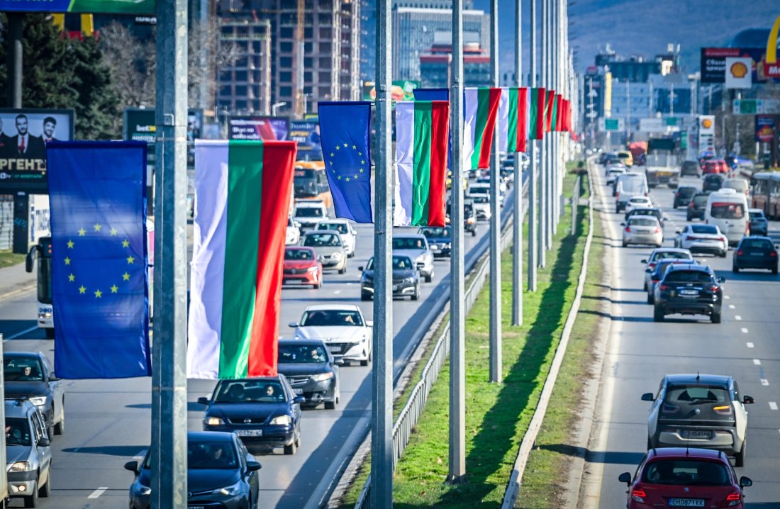 започна подмяната знамената основните столични булеварди