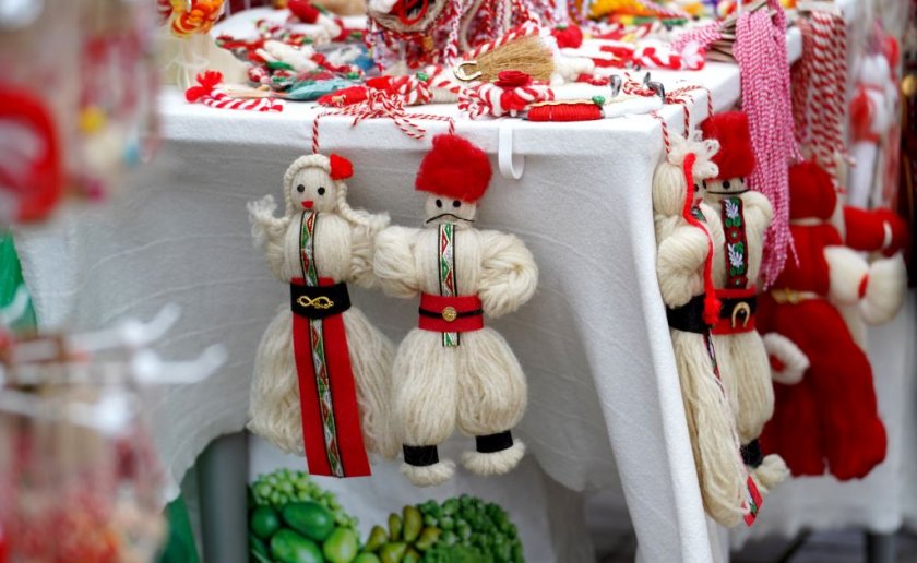 връзваме мартенички очакване пролет здраве снимки