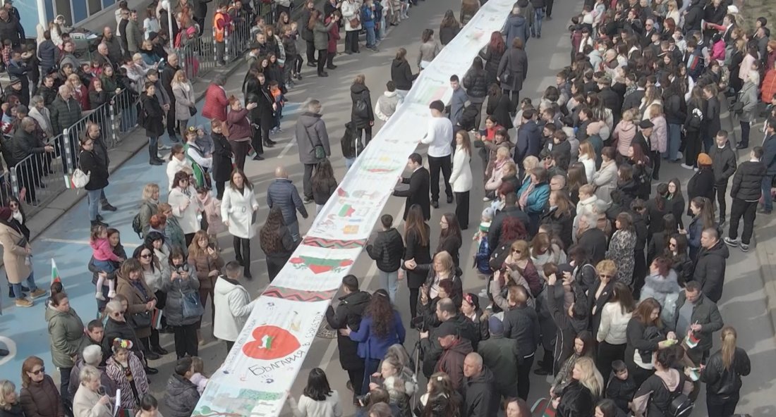 Послание за 3 март: Ученици от Димитровград създадоха 148-метрова историческа картина