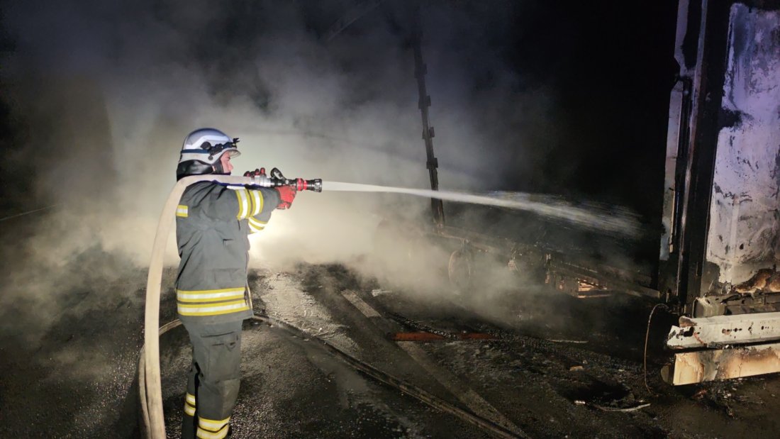 Камион с гуми пламна на пътя София &ndash; Бургас край Гурково (СНИМКИ)
