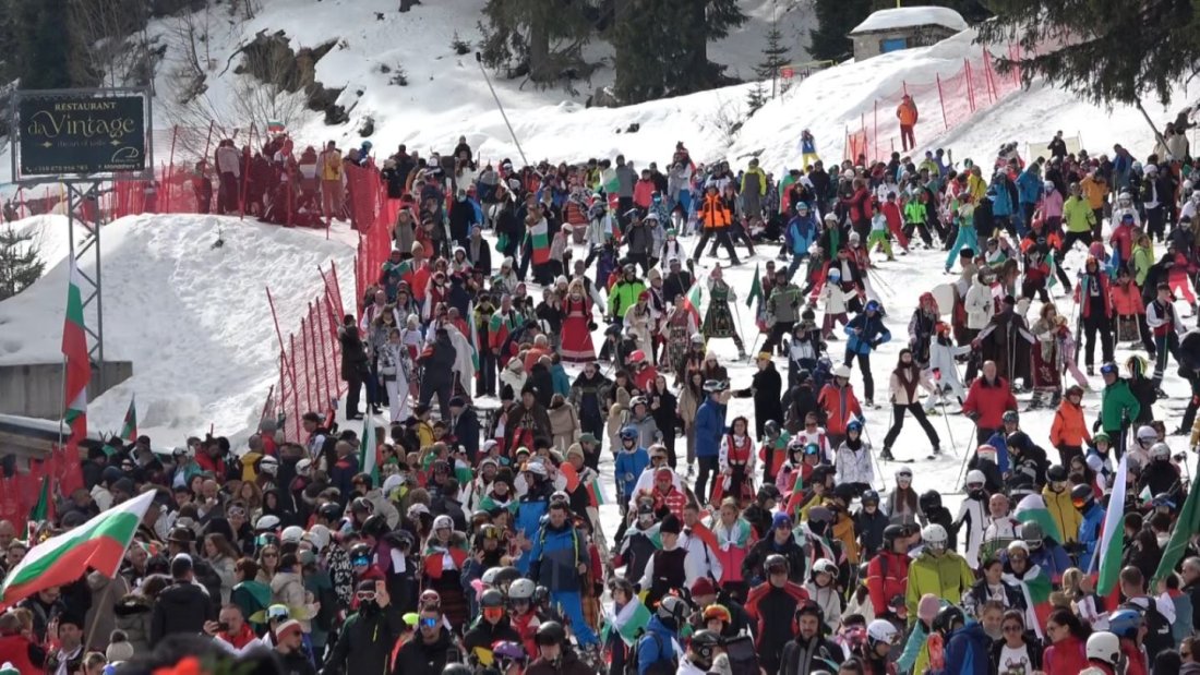 С носии, гайди и трибагреници: Стотици скиори отбелязаха 3 март в Пампорово