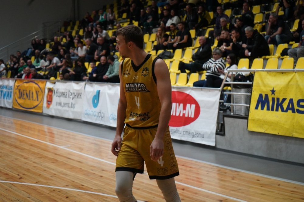 Академик се сдоби с крило