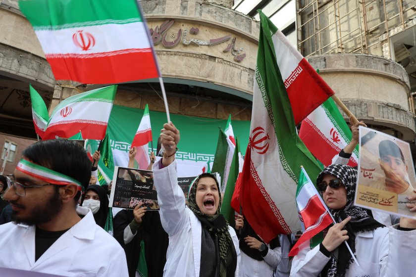 Иранците между страха и надеждата - кой управлява Ислямската република сега?