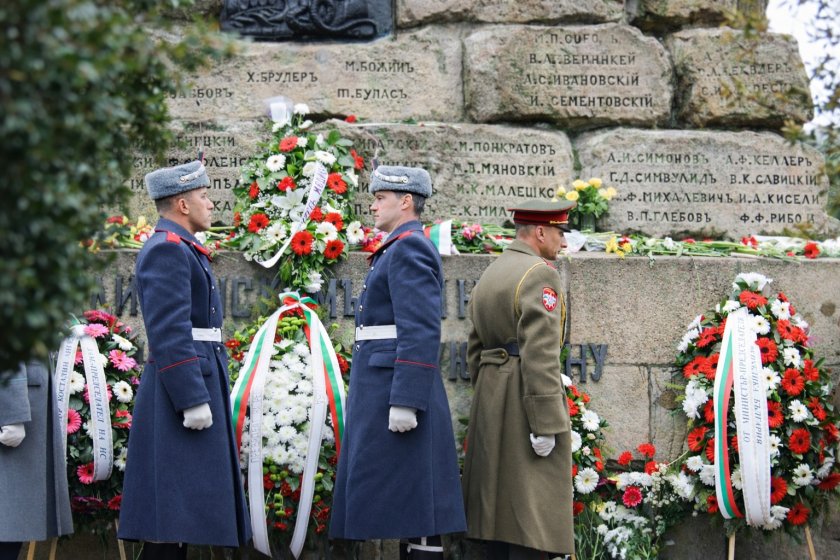 заупокойна молитва поднасяне венци беше почетена паметта 500 загинали медици снимки