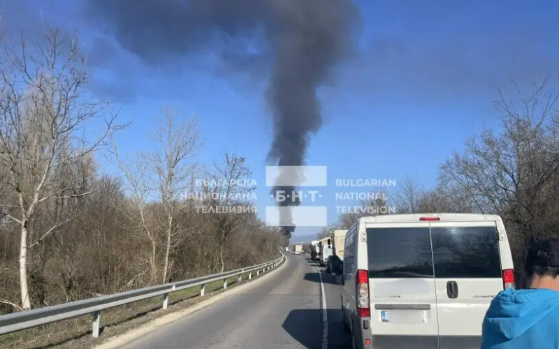 Запалил се е автобус между Стара Загора и Казанлък. Към