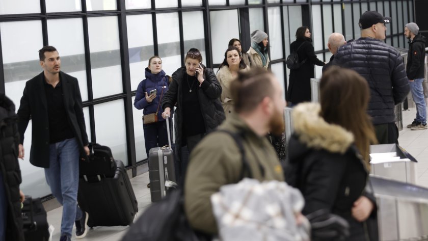 Евакуацията на българите: Посрещаме три полета с наши сънародници от Дубай