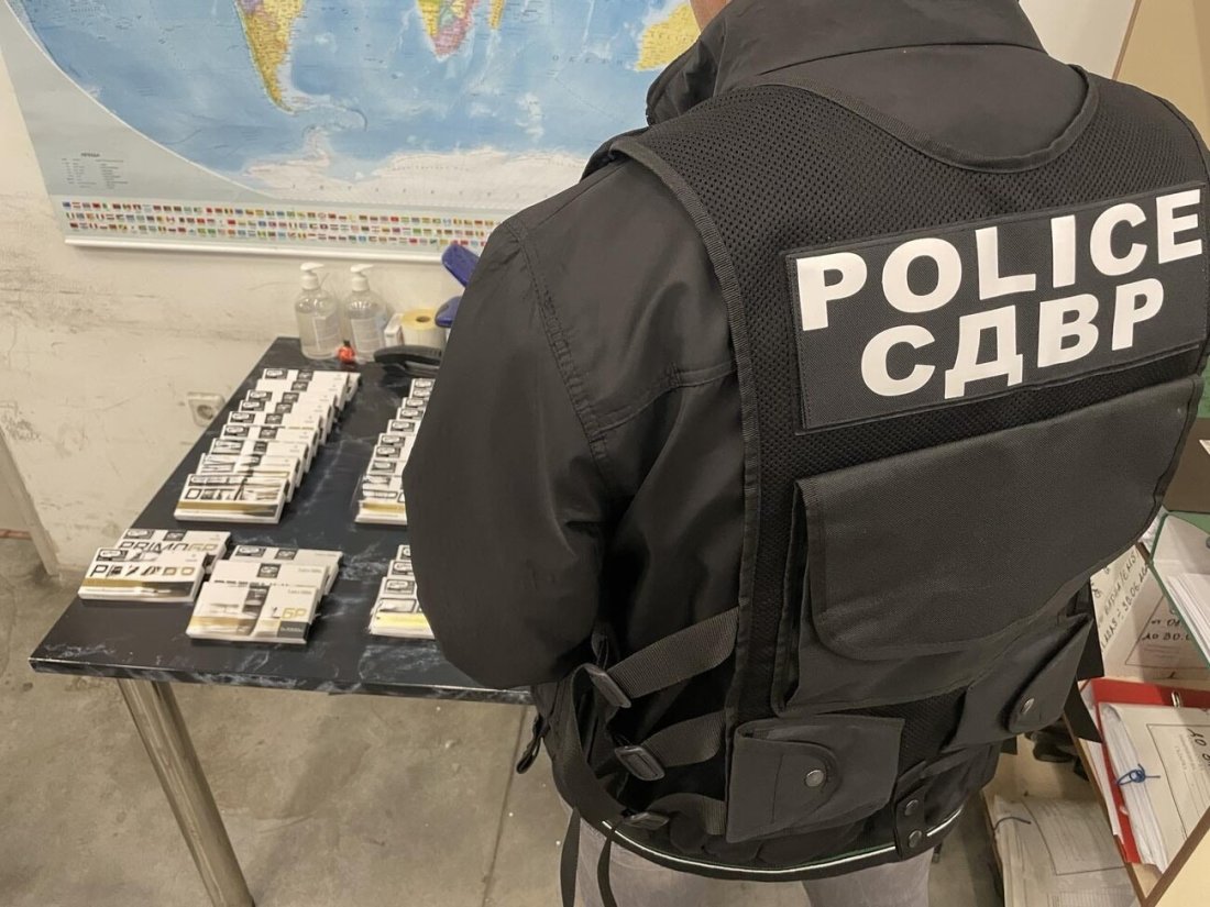 Полицаи задържаха пратки с лекарствени продукти с неясен произход, подготвени за изпращане в ЕС