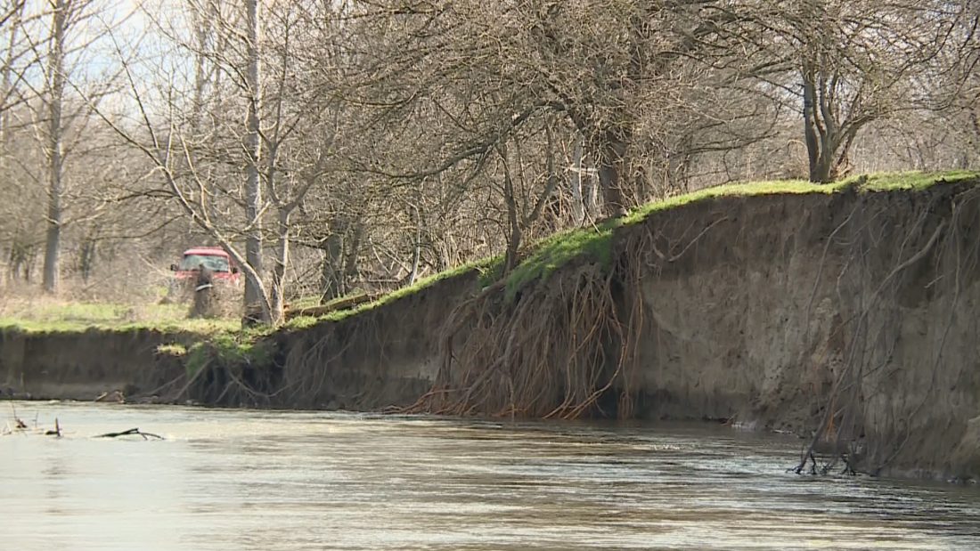 Жители на пловдивски села заплашват с протести заради разрушена дига на река Марица