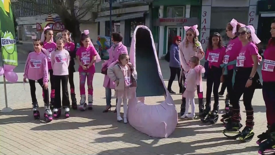 Мъже и жени, обути в обувки на висок ток, се