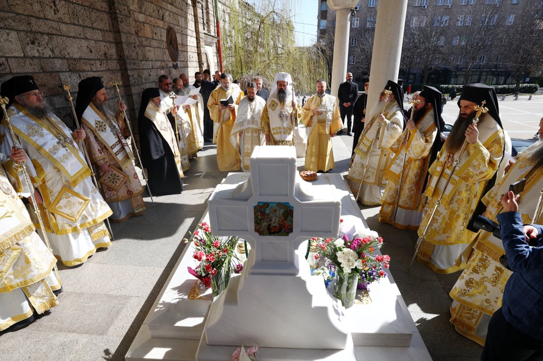 Патриарх Даниил отслужи заупокойнно богослужение на гроба на патриарх Неофит