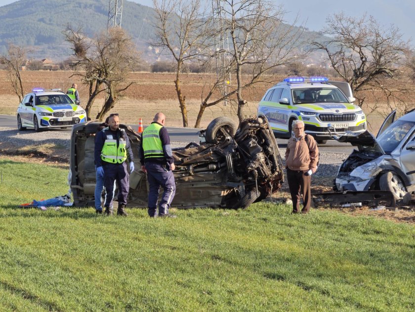 двама души загинаха четирима тежко ранени жестока катастрофа радомир снимки