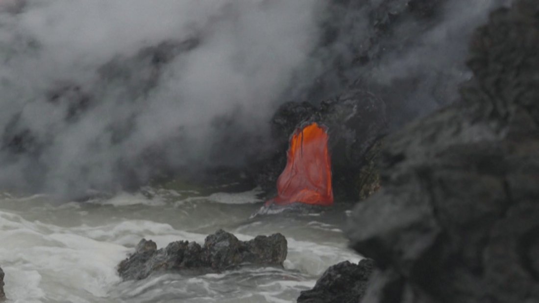 Вулканът Питон де ла Фурнез на френския остров Реюнион продължава да бълва лава