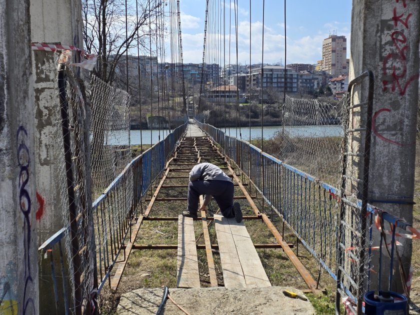 отнесен вихъра ремонтират пешеходния въжен мост река арда снимки
