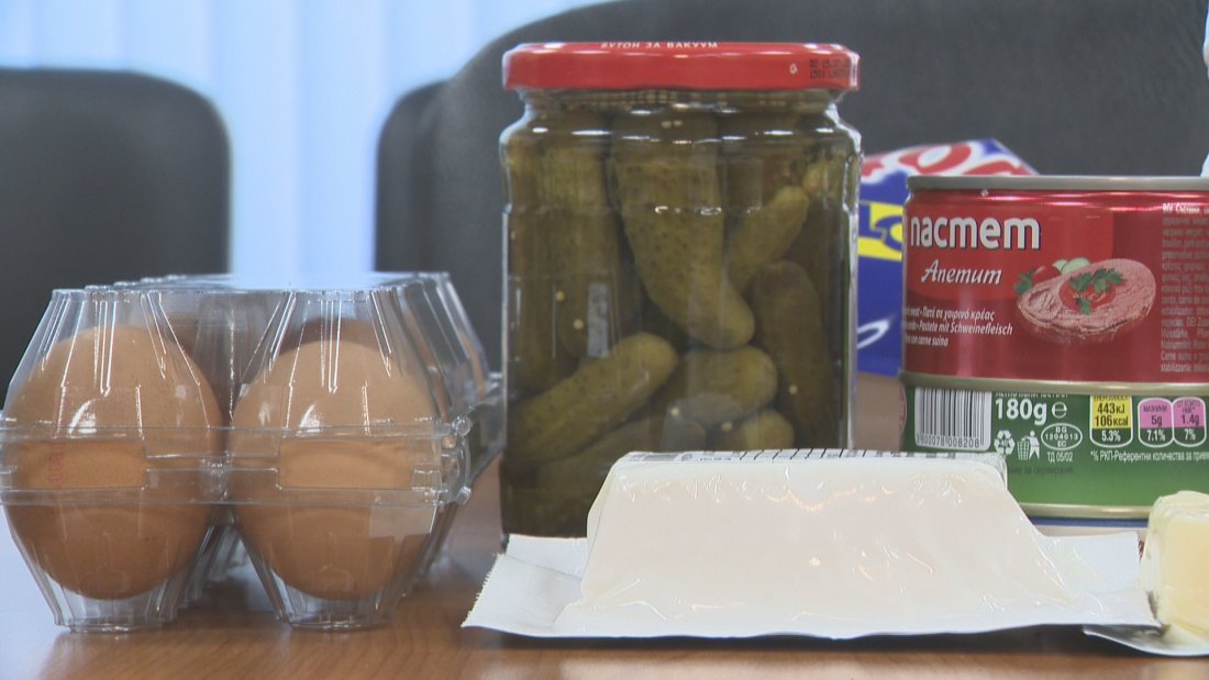 Раздават пакети с храна на родители, които отглеждат самостоятелно децата си