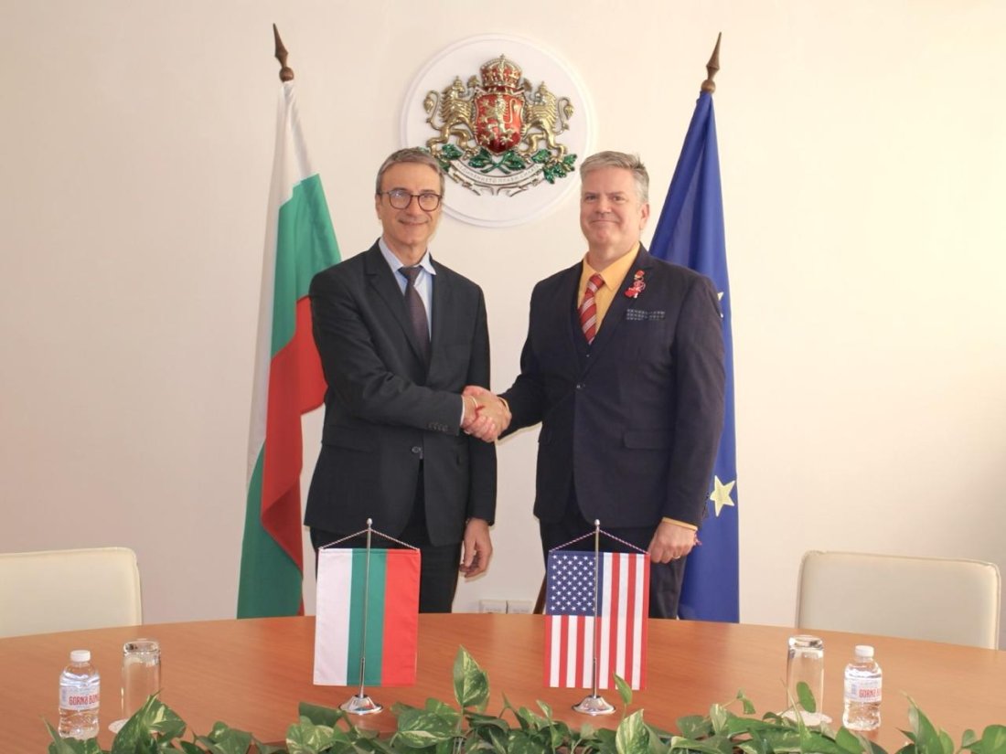 Служебният министър на енергетиката Трайчо Трайков и и.д посланик на САЩ Х. Мартин Макдауъл