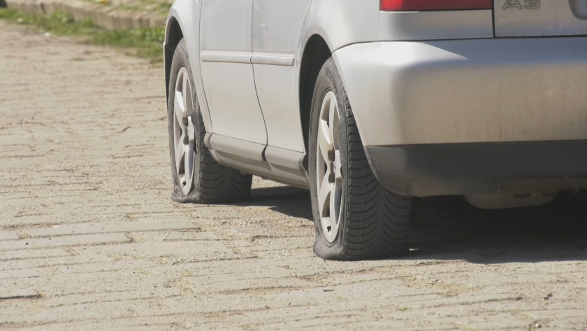 "Заплашил е, че ще запали цялото село": Мъж наряза гумите на 36 автомобила в карловското село Иганово