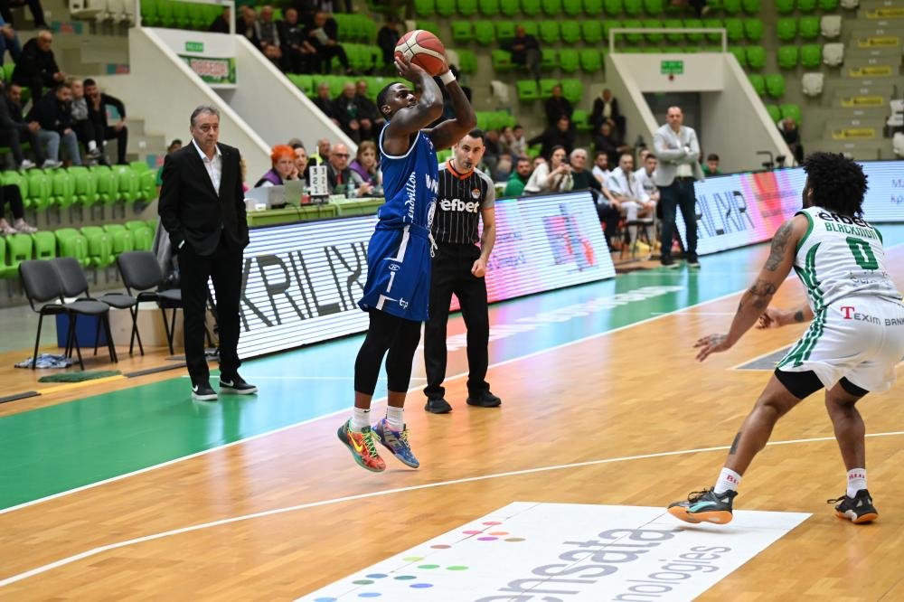 Шоу на Джейлън МакКлауд окрили Спартак Плевен в Ботевград