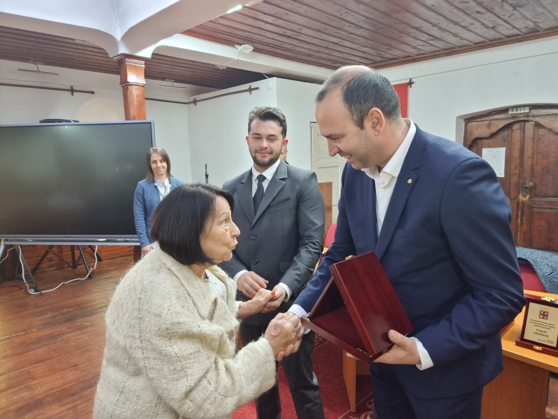 почина бившата треньорка националния отбор художествена гимнастика райна афионлиева