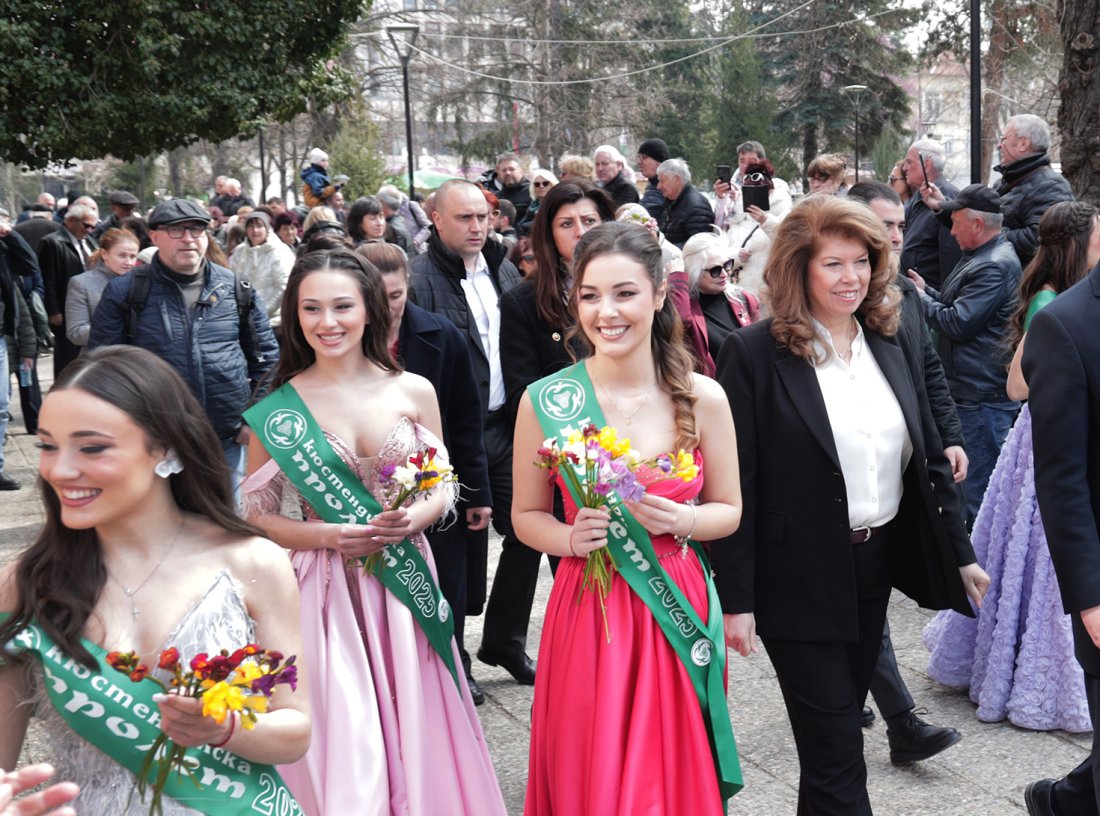 Президентът Йотова: Наш дълг е да завещаем на младите хора на България мир и възможност да развиват талантите си