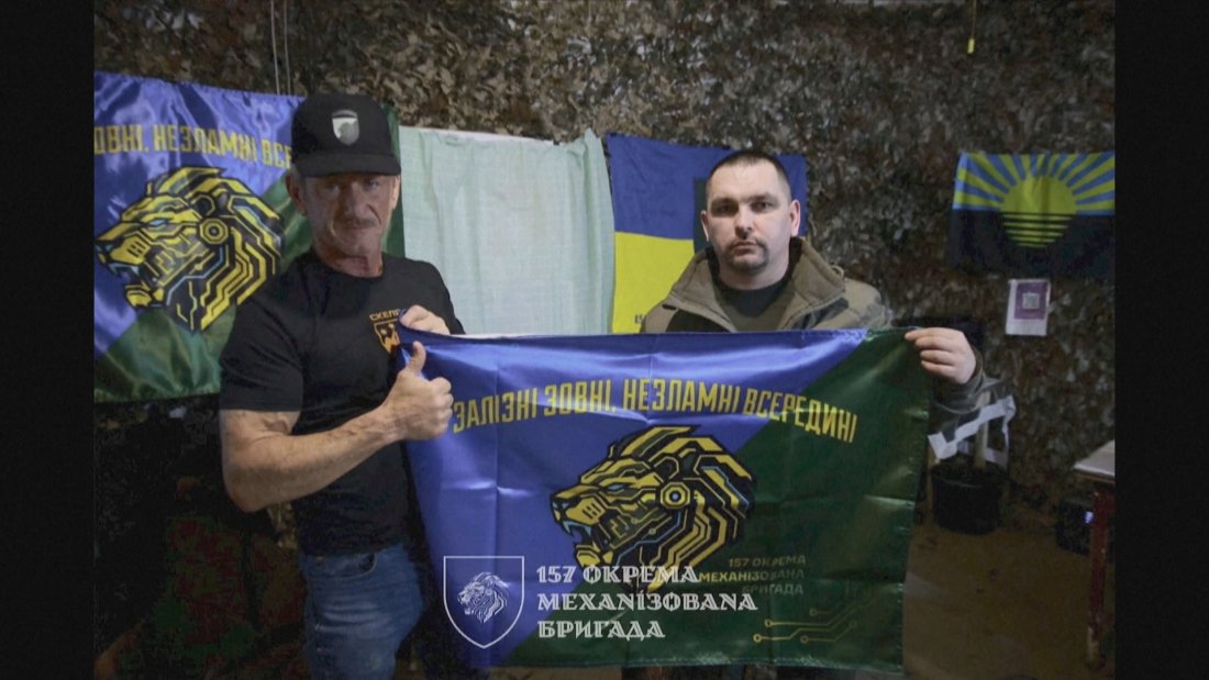 Шон Пен близо до фронта - актьорът се срещна с украински войници в донецка област