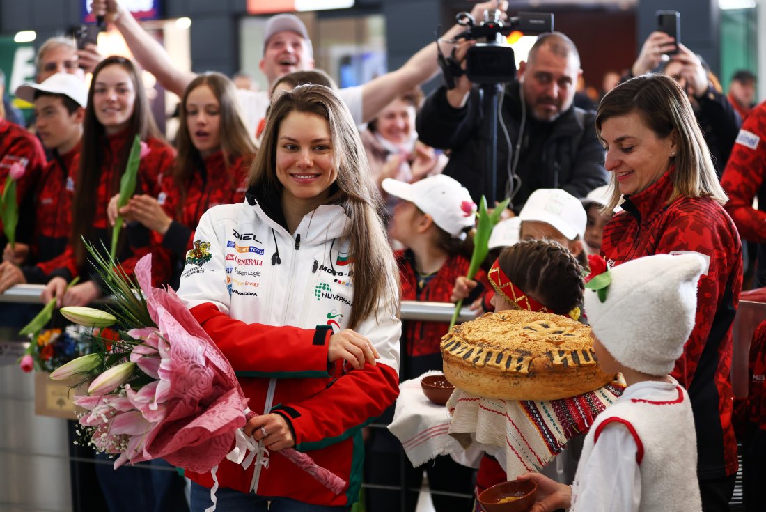 лора христова посрещната българска земя десетки приятели министъра младежта спорта димитър илиев