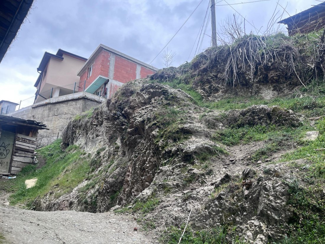 стабилизира състоянието детето паднало скала симитли