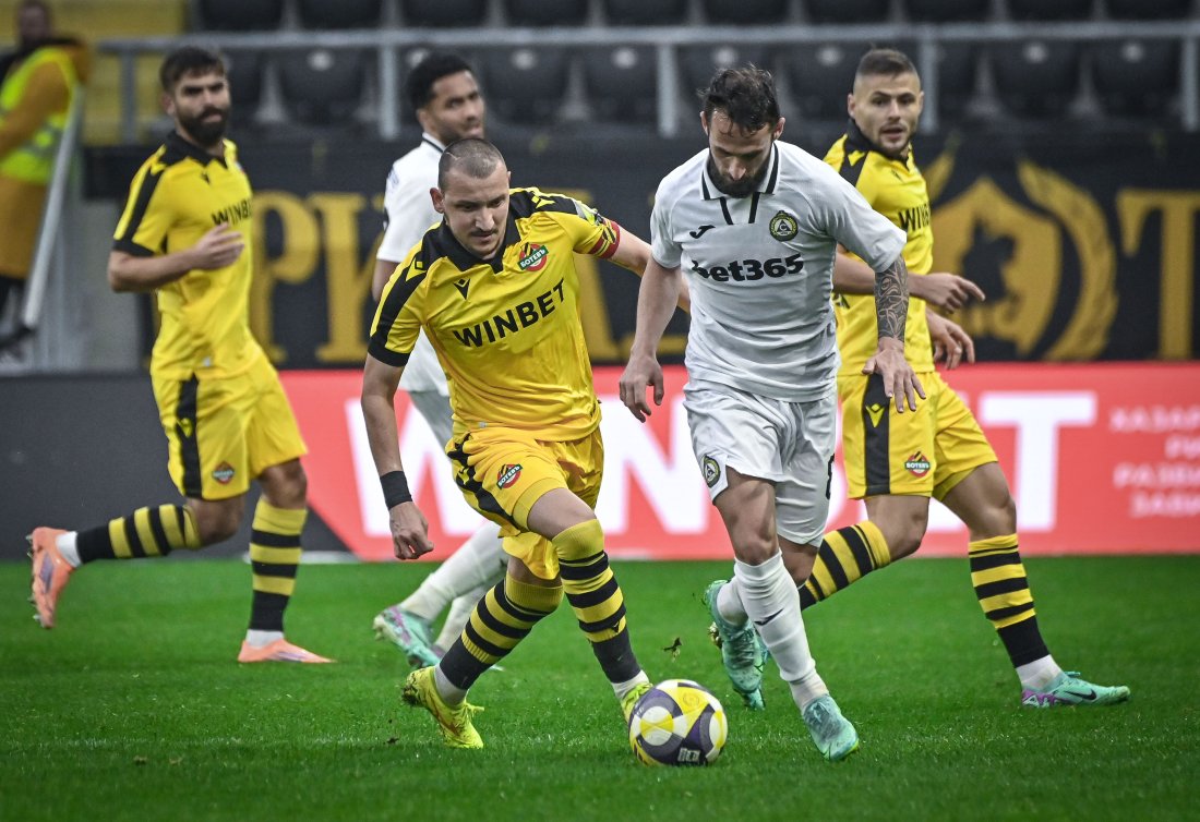 Славия и Ботев Пловдив влизат в директна битка за топ 8 след колебания в последния кръг