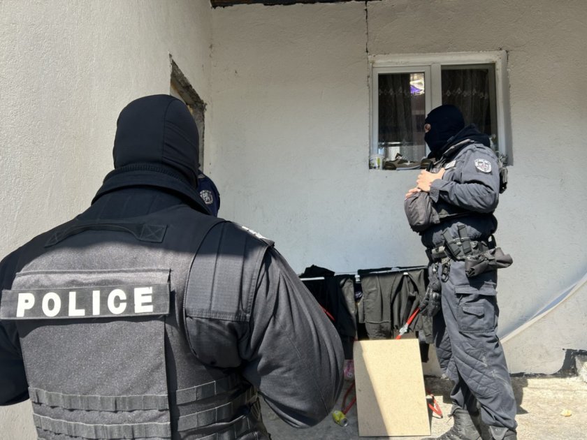 шестима задържани специализирана полицейска операция шуменско снимки