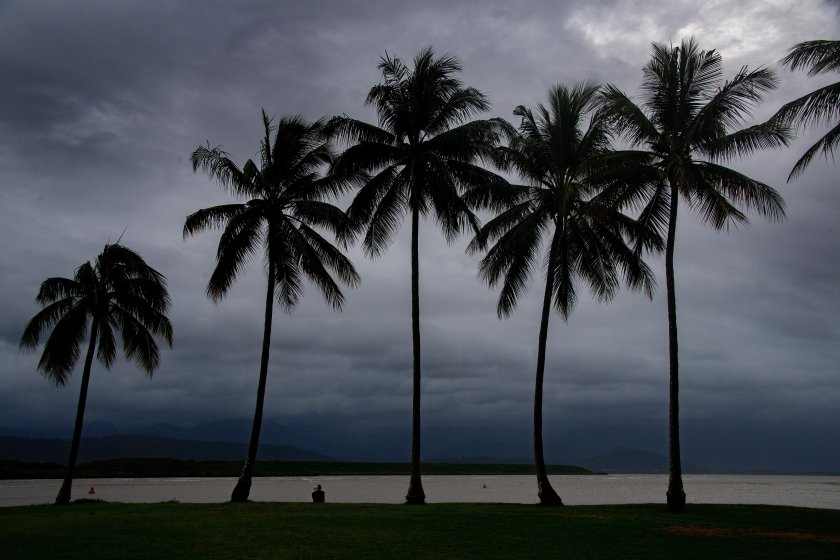 циклон прекъсна работата заводи втечнен газ австралия