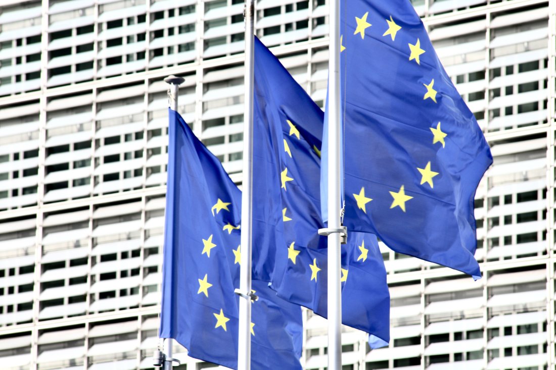 онлайн платформи порнографско съдържание прилагат достатъчни мерки защита малолетни