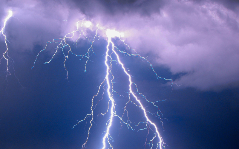 силна буря вятър пориви 120 удари загреб