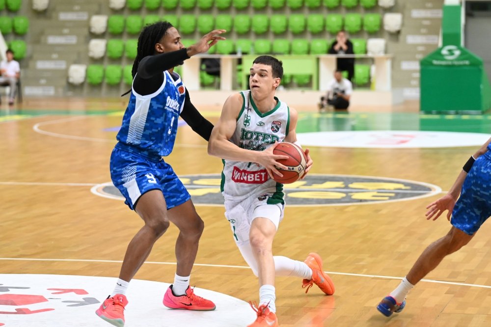 Ботев 2012 удържа Академик