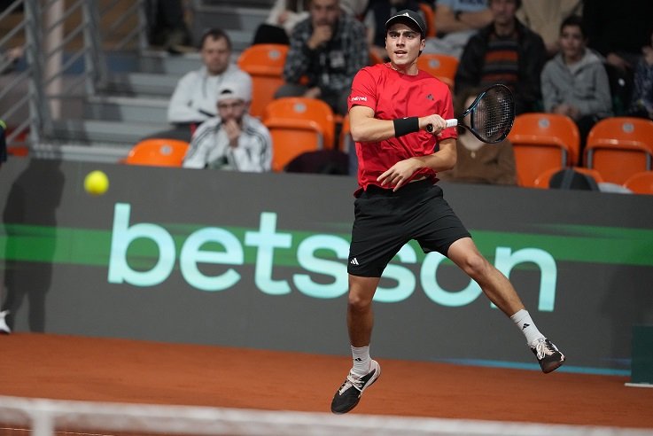 Иван Иванов достигна до полуфиналите на турнира в Тарагона след само 67 минути игра