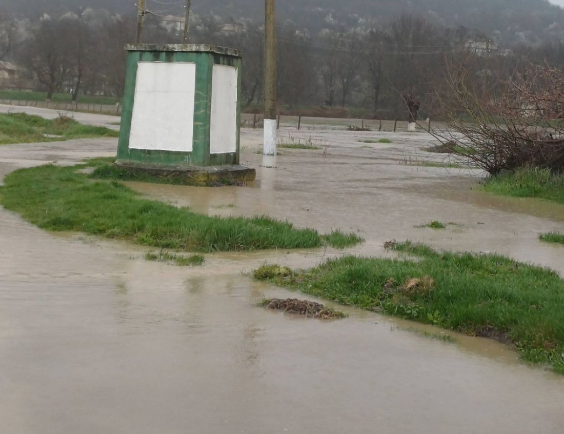 заради проливни дъждове река черни лом преля село априлово
