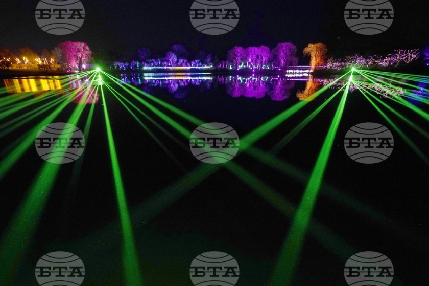 учени наблюдаваха bdquoтъмни точкиldquo движат светлината