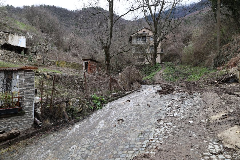 Отводняват улиците в Бачково след обилните валежи