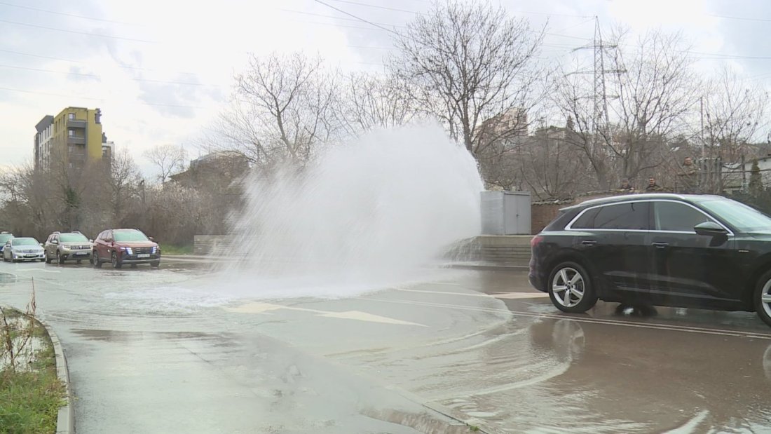 "Гейзер" изненада пътуващите на кръстовището на бул. &bdquo;Христо Смирненски&ldquo; и ул. &bdquo;Мир&ldquo; във Варна