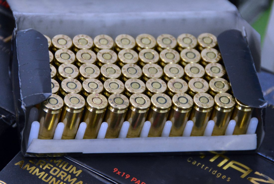 полицейски служители иззели различни вид боеприпаси склад магазин казанлък